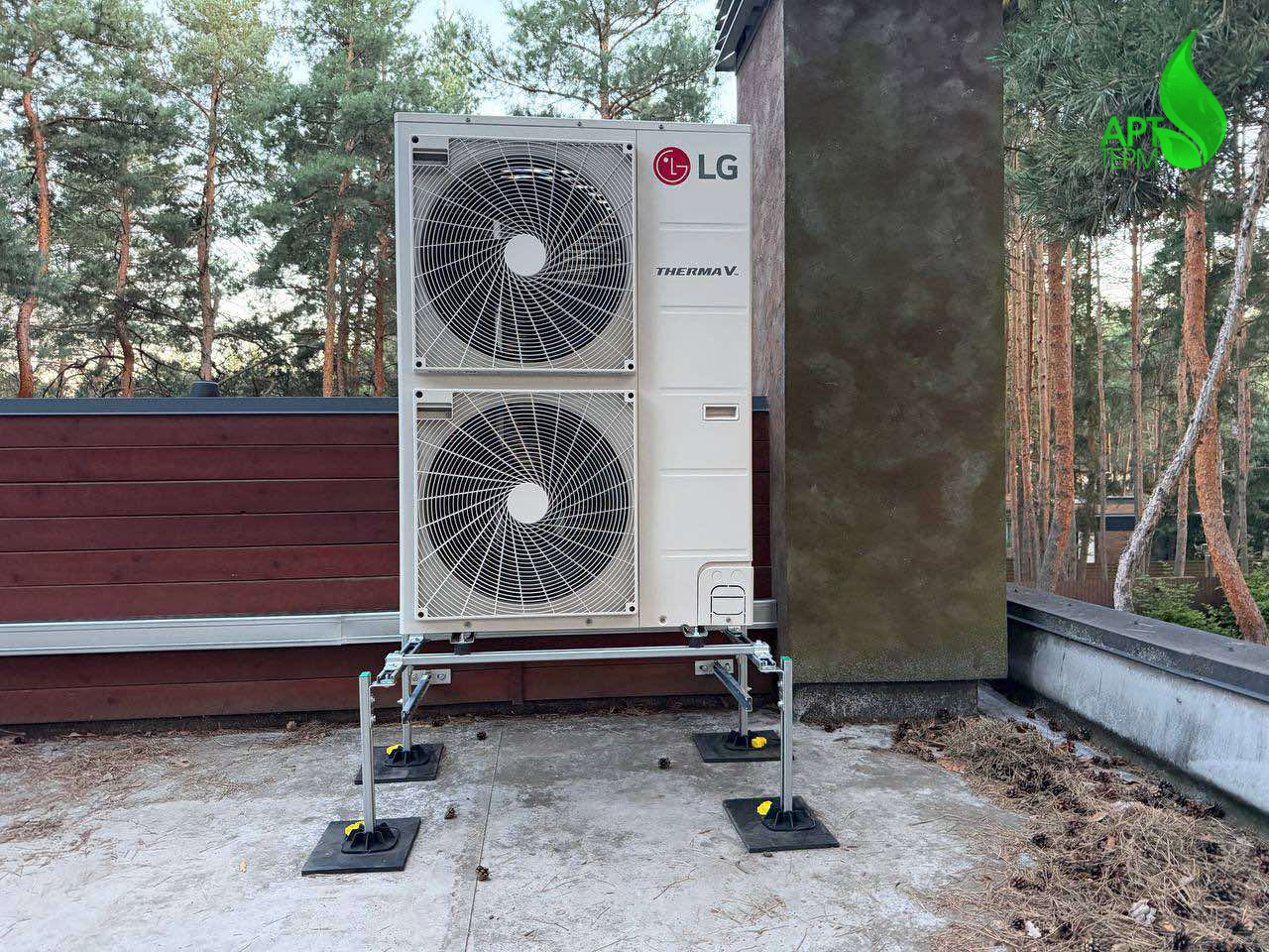 Монтаж зовнішнього блоку LG Therma V на покрівлі будинку в Обухівці