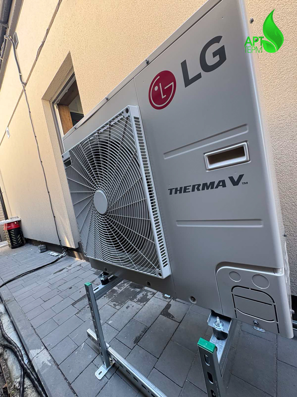 Зовнішній блок теплового насоса LG Therma V у котеджному містечку «Золоті Ключі», Дніпро.